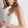 Vestido lencero asimétrico de encaje satinado de The Edit