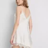 Vestido lencero asimétrico de encaje satinado de The Edit