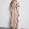 Vestido midi a rayas con mangas abullonadas