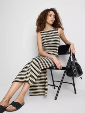 Vestido midi ajustado sin mangas de Paula Echevarría