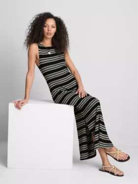 Vestido midi ajustado sin mangas de Paula Echevarría
