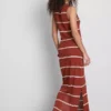 Vestido midi ajustado sin mangas de Paula Echevarría