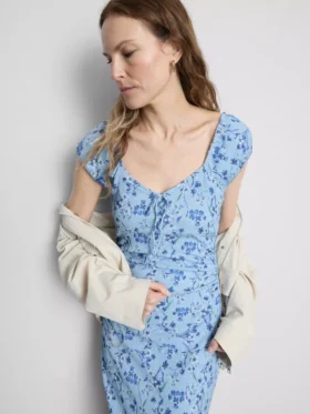 Vestido midi arrugado con escote corazón