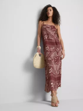 Vestido midi recto con estampado de paisley de Paula Echevarría