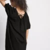 Vestido mini tipo smock con mangas abullonadas