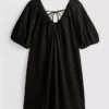 Vestido mini tipo smock con mangas abullonadas