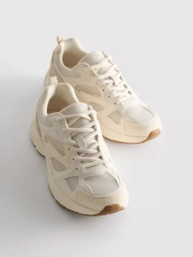 Zapatillas con paneles de malla gruesa
