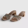 Zapatillas tipo mules con tacón grueso y tiras cruzadas decoradas