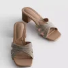 Zapatillas tipo mules con tacón grueso y tiras cruzadas decoradas