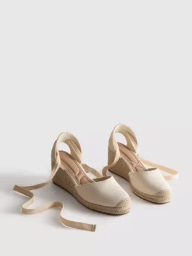 Zapatos de cuña con puntera cerrada y cordones