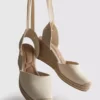 Zapatos de cuña con puntera cerrada y cordones
