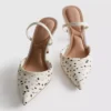 Zapatos de salón de punta con lunares