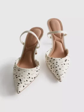 Zapatos de salón de punta con lunares