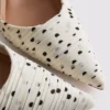 Zapatos de salón de punta con lunares